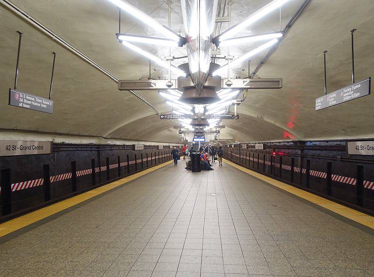 रेलवे प्लेटफॉर्म पर खुलेआम बना रहे थे संबंध, वीडियो वायरल