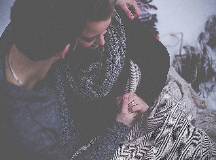 रेलवे प्लेटफॉर्म पर खुलेआम बना रहे थे संबंध, वीडियो वायरल