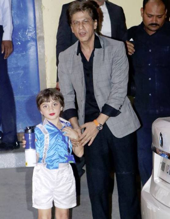 फंक्शन में लिपस्टिक लगाए दिखे अबराम, पापा शाहरुख संग पोज