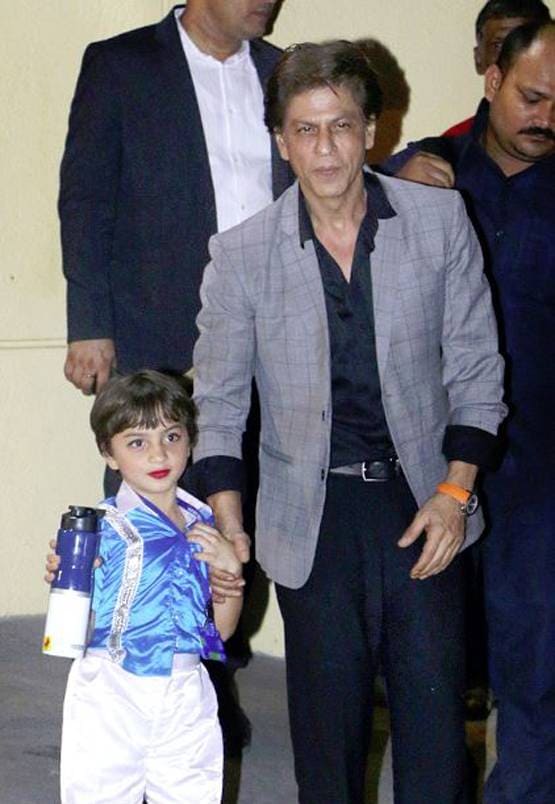 फंक्शन में लिपस्टिक लगाए दिखे अबराम, पापा शाहरुख संग पोज