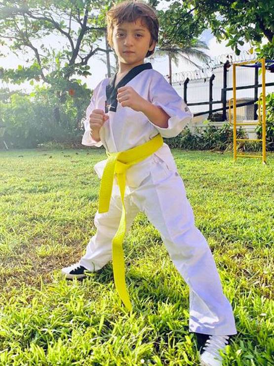 फंक्शन में लिपस्टिक लगाए दिखे अबराम, पापा शाहरुख संग पोज