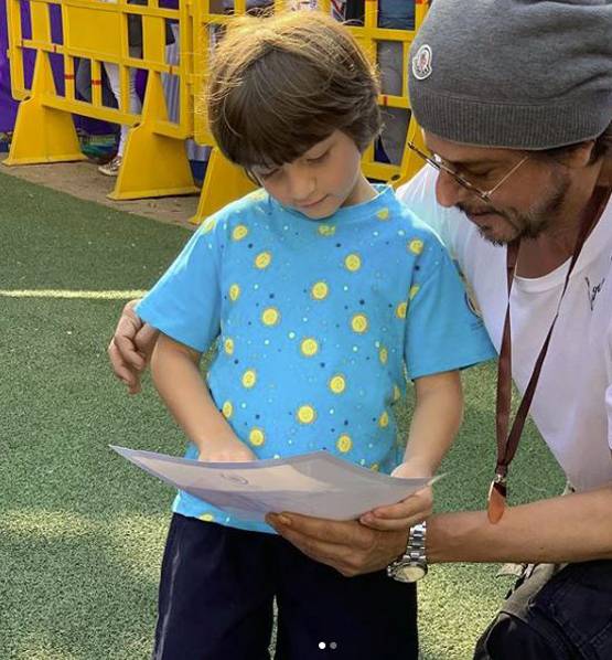 फंक्शन में लिपस्टिक लगाए दिखे अबराम, पापा शाहरुख संग पोज