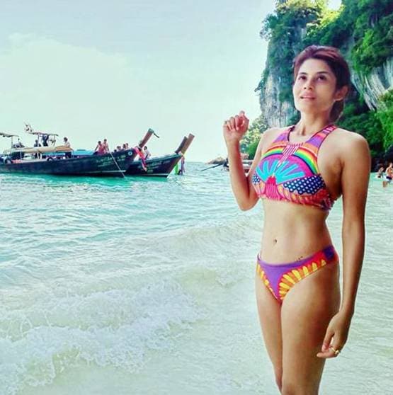 बोल्ड अवतार में TV की संस्कारी बहू, थाइलैंड में दिखा बि‍किनी लुक