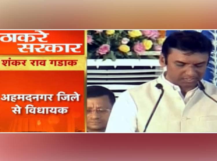 प‍िता चीफ मिनिस्टर, बेटा पावरफुल मिनिस्टर, देखें ठाकरे कैबिनेट की फोटो