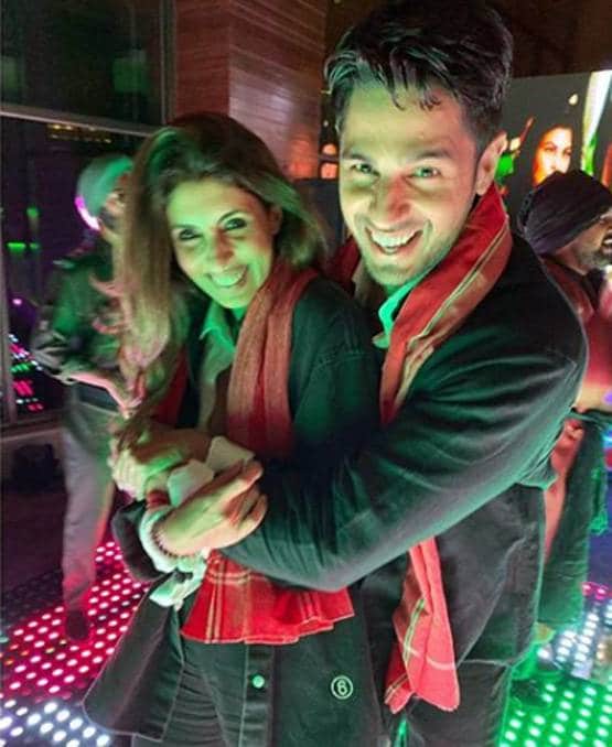 श्वेता बच्चन ने कॉपी किया 'जुम्मा चुम्मा दे दे' का लुक