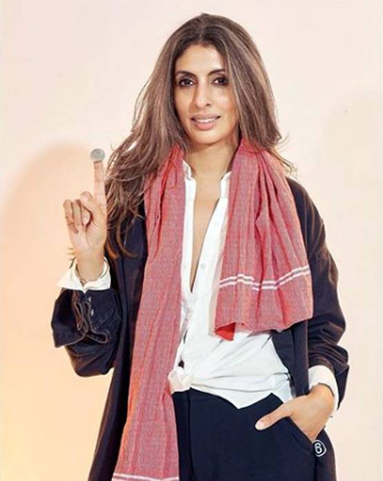 श्वेता बच्चन ने कॉपी किया 'जुम्मा चुम्मा दे दे' का लुक