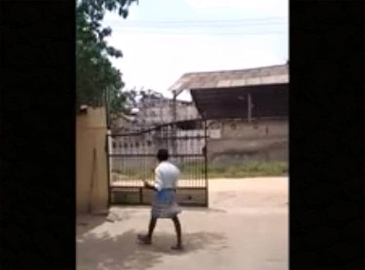 लोग डरे थे, वो आया और जहरीले सांप को पकड़कर लुंगी में डालकर ले गया