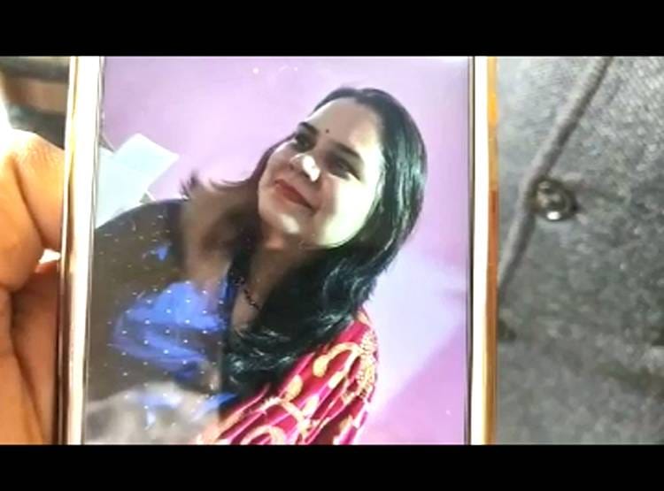 च‍िमटी से सांप को पकड़कर मृत पत्नी को कटवाया, शात‍िर पत‍ि की थी ये चाल