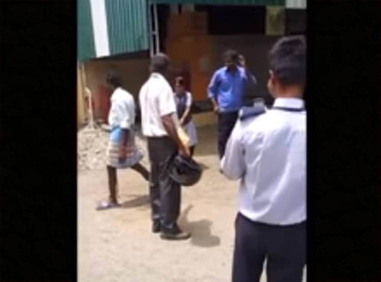 लोग डरे थे, वो आया और जहरीले सांप को पकड़कर लुंगी में डालकर ले गया