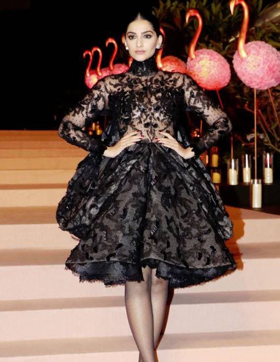 ईशा अंबानी के चैरिटी इवेंट में ग्लैमरस लुक में पहुंचे ये सितारे, Photos