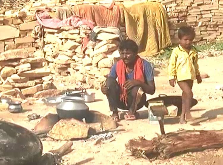 PAK में डॉक्टरी, भारत आकर बेच रहे 50 पैसे वाली टॉफी