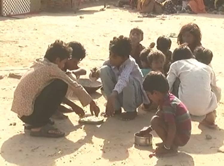 PAK में डॉक्टरी, भारत आकर बेच रहे 50 पैसे वाली टॉफी