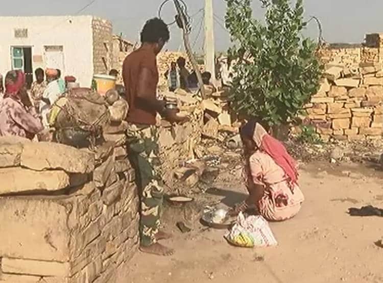 PAK में डॉक्टरी, भारत आकर बेच रहे 50 पैसे वाली टॉफी