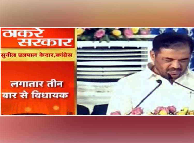 प‍िता चीफ मिनिस्टर, बेटा पावरफुल मिनिस्टर, देखें ठाकरे कैबिनेट की फोटो