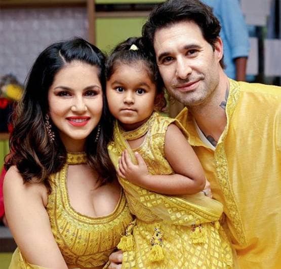 बच्चों संग सनी लियोन प्री क्र‍िसमस सेलिब्रेशन, पार्टी में दिखा ऐसा लुक