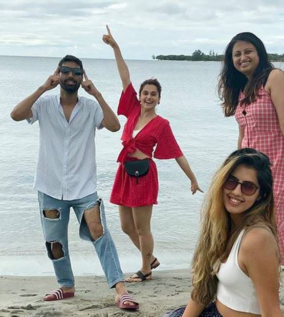 न्यू ईयर पर दुनिया घूम रहे हैं सेलेब्स, कौन-कहां मनाएगा जश्न