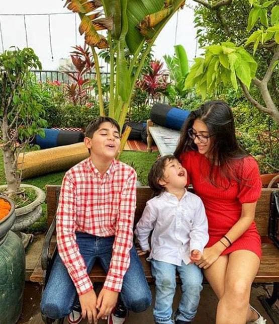 स्व‍िजरलैंड में तैमूर की मस्ती, करिश्मा ने शेयर की खूबसूरत Photos