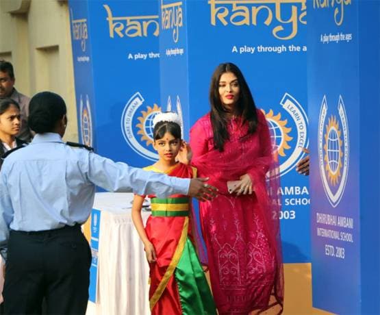 स्कूल फंक्शन के लिए तैयार आराध्या, दादा अमिताभ परिवार संग देखने पहुंचे