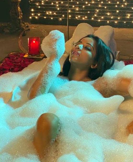 बाथटब में TV की 'डायन' मोनालिसा का बोल्ड अंदाज, PHOTOS