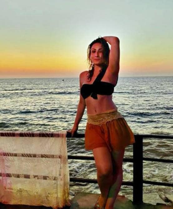 मिनी स्कर्ट में 'कोमोलिका' का बोल्ड अंदाज, ऐसे दिए पोज