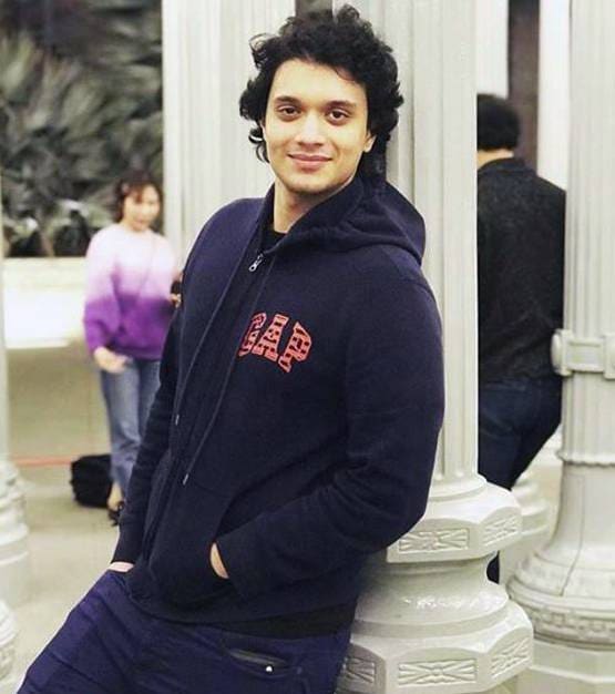 लंदन रिटर्न इंटीरियर डिजाइनर को डेट कर रहे मिथुन के छोटे बेटे