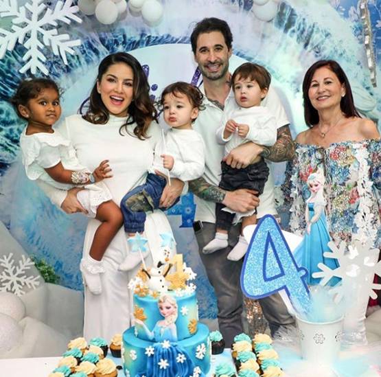 बच्चों संग सनी लियोन प्री क्र‍िसमस सेलिब्रेशन, पार्टी में दिखा ऐसा लुक