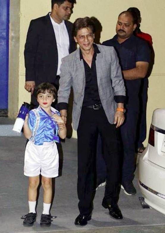 फंक्शन में लिपस्टिक लगाए दिखे अबराम, पापा शाहरुख संग पोज