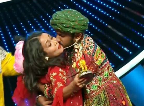 नेहा के Kiss से रानू मंडल के मेकअप तक, इन 8 तस्वीरों ने चौंकाया