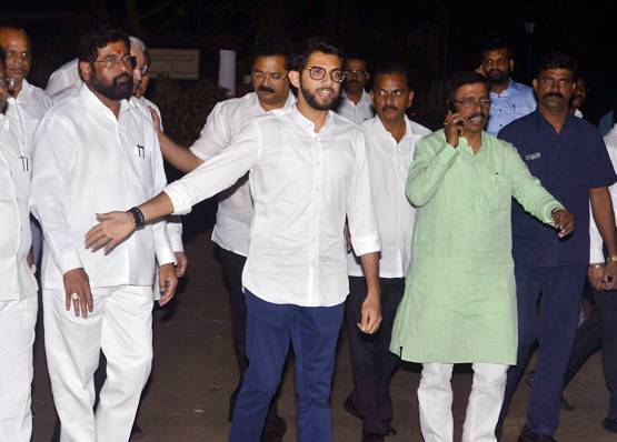 करोड़ों के मालिक हैं आदित्य, अब 'पापा' की कैबिनेट में बने मंत्री