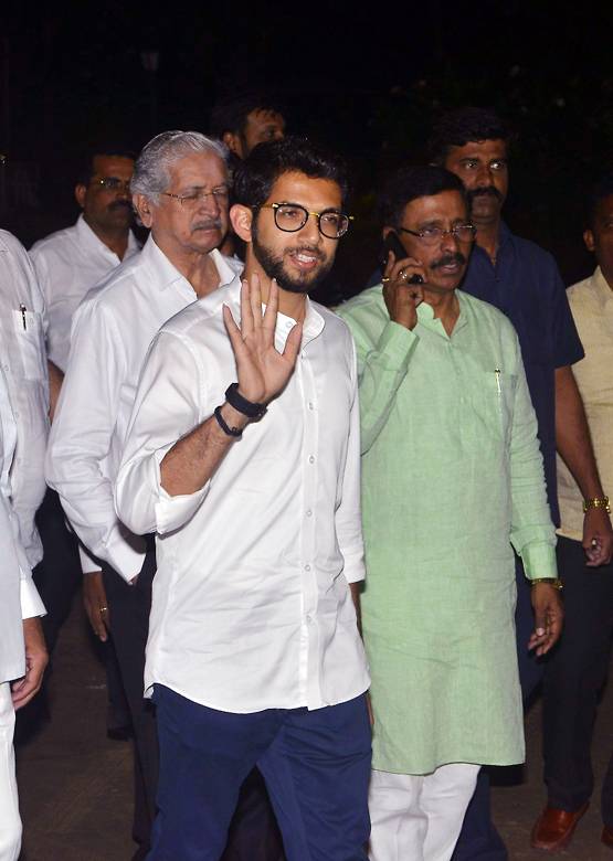 करोड़ों के मालिक हैं आदित्य, अब 'पापा' की कैबिनेट में बने मंत्री