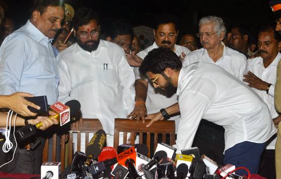 करोड़ों के मालिक हैं आदित्य, अब 'पापा' की कैबिनेट में बने मंत्री