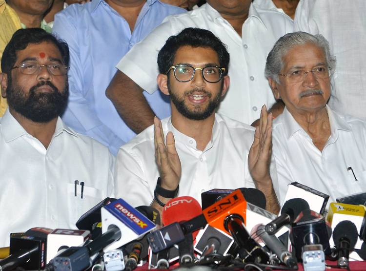 करोड़ों के मालिक हैं आदित्य, अब 'पापा' की कैबिनेट में बने मंत्री