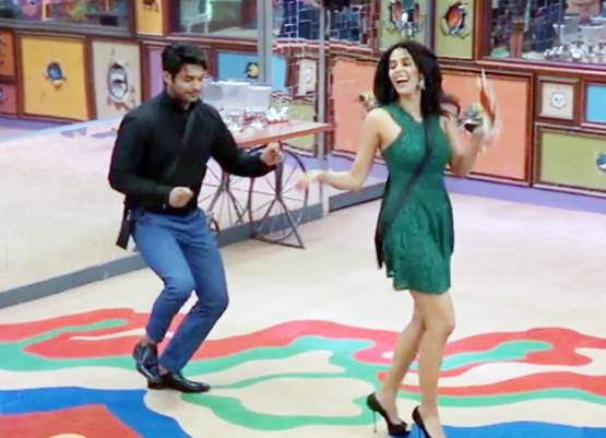 BB में मल्लिका का जलवा, सिद्धार्थ की गोद में बैठकर किया फ्लर्ट