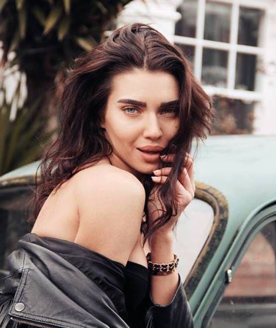 बाहुबली फेम एक्ट्रेस ने शेयर की टॉपलेस फोटो, रियल लाइफ में हैं बेहद बोल्ड