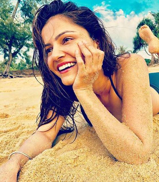 समंदर किनारे बिकिनी में 'टीवी की बहू' का बोल्ड अंदाज, फिलिपिन में कर रहीं एन्जॉय