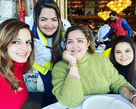 ऋतिक की बहन सुनैना संग हॉलीडे एन्जॉय कर रहीं सुजैन खान, PHOTOS