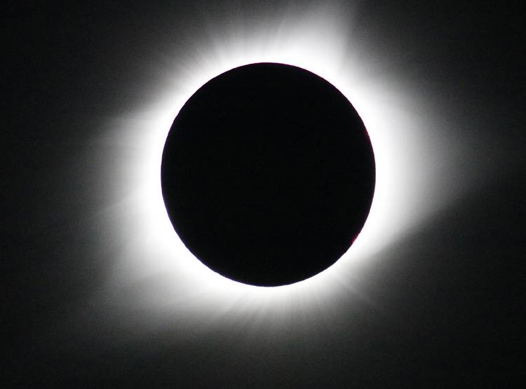 सूर्य ग्रहण का सीक्रेट, जानिये धरती के हर कोने से क्यों दिख रहा अलग