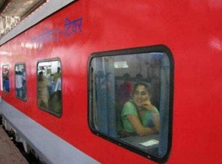 ट्रेन सफर के दौरान चाय-नाश्‍ता और खाना महंगा, ये है नई रेट लिस्‍ट