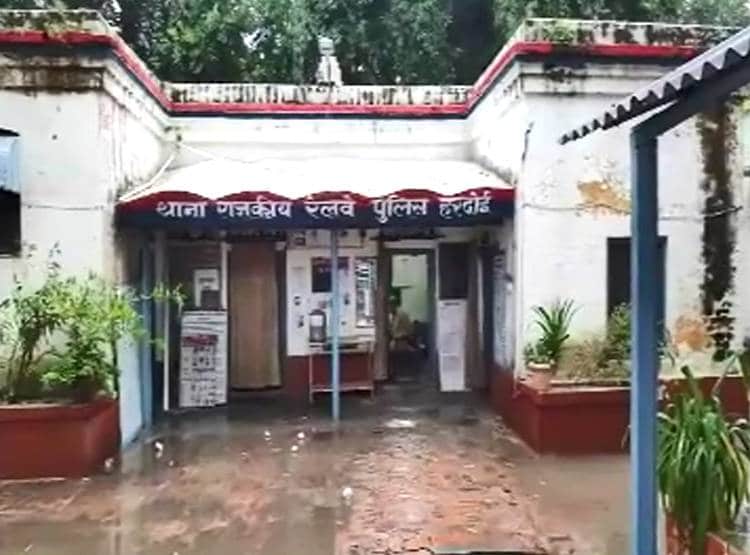 ट्रेन में बंदूक के दम पर मह‍िला के साथ सि‍क्योर‍िटी गार्ड ने की छेड़खानी