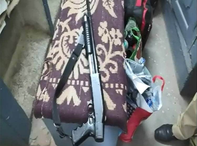 ट्रेन में बंदूक के दम पर मह‍िला के साथ सि‍क्योर‍िटी गार्ड ने की छेड़खानी