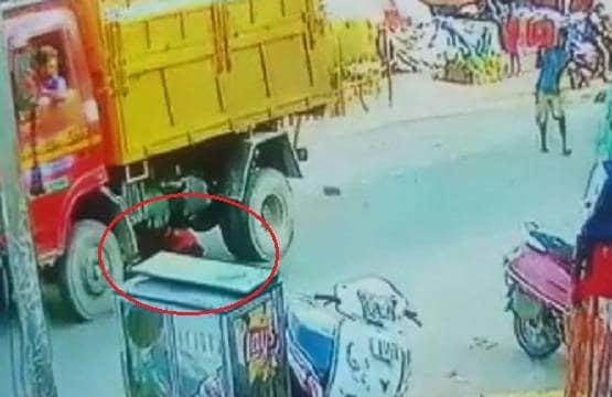 युवक के ऊपर से गुजर गया ट्रक, फिर चमत्कार देख लोगों के उड़े होश