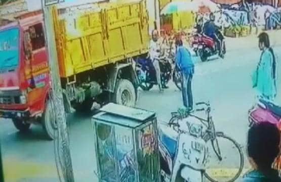 युवक के ऊपर से गुजर गया ट्रक, फिर चमत्कार देख लोगों के उड़े होश