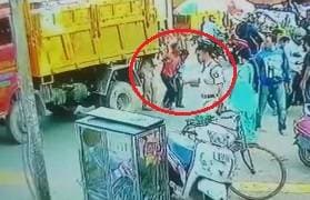 युवक के ऊपर से गुजर गया ट्रक, फिर चमत्कार देख लोगों के उड़े होश