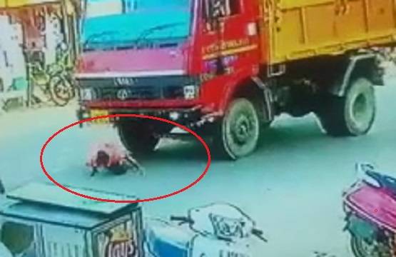 युवक के ऊपर से गुजर गया ट्रक, फिर चमत्कार देख लोगों के उड़े होश