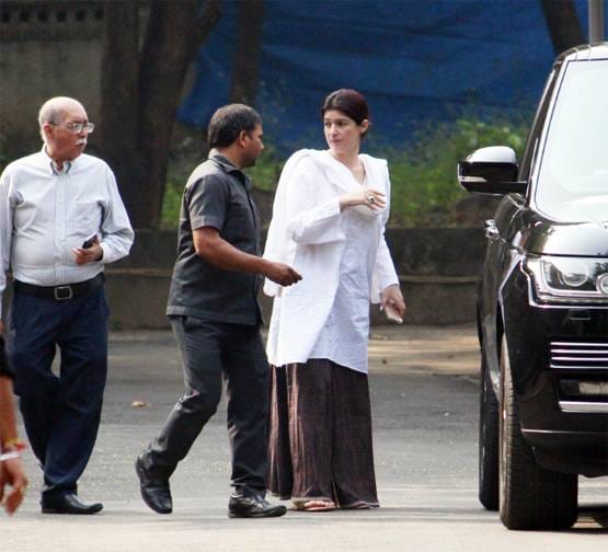 ट्व‍िंकल की नानी की अंतिम यात्रा में पहुंचे सेलेब्स, अक्षय ने दिया कंधा