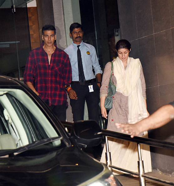 ट्व‍िंकल की नानी की अंतिम यात्रा में पहुंचे सेलेब्स, अक्षय ने दिया कंधा