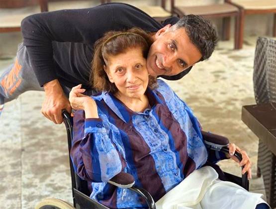 ट्व‍िंकल की नानी की अंतिम यात्रा में पहुंचे सेलेब्स, अक्षय ने दिया कंधा