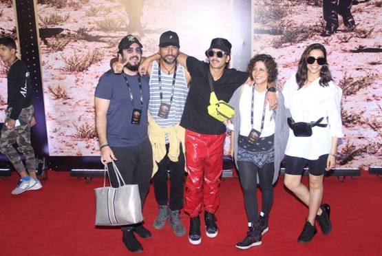 U2 बैंड के मुंबई कॉन्सर्ट में बॉलीवुड स्टार्स का टशन, जमकर की मस्ती