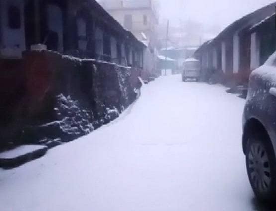 दिल्ली में ओले-पहाड़ों पर बर्फबारी, औली में ऐसा दिखा नजारा