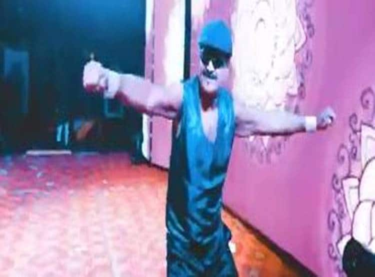 70 साल के डॉक्टर का ऋतिक रोशन जैसा डांस इंटरनेट पर मचा रहा सनसनी